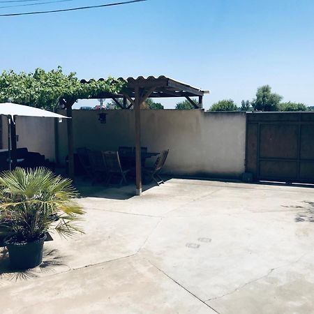 Appartement Tout Confort Avec Parking Ferme Arles Exterior foto